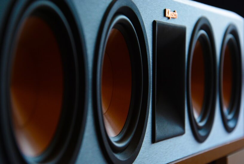 Soundbars vs. Surround Sound: Die optimale Audiolösung für Ihr Heimkino